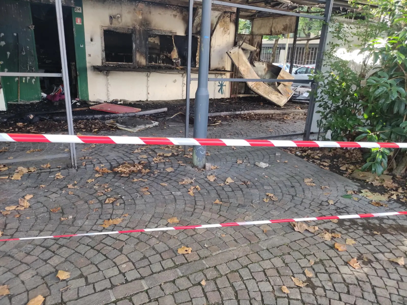 I resti del chiosco in via Tartaglia dopo l'incendio