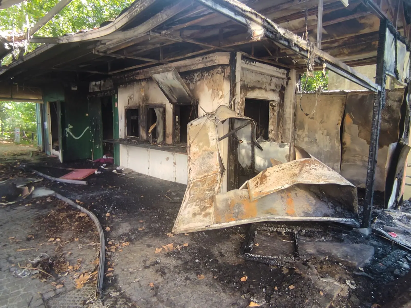 I resti del chiosco in via Tartaglia dopo l'incendio