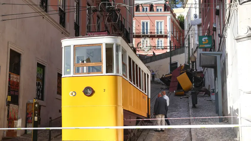 epa12350931 Technical experts assess the accident involving the Gloria funicular in Lisbon, a popular transportation used by tourists, which derailed yesterday in Lisbon, Portugal, 04 September 2025. At least 17 people died in the derailment and 22 others were injured, local emergency services reported. EPA/TIAGO PETINGA