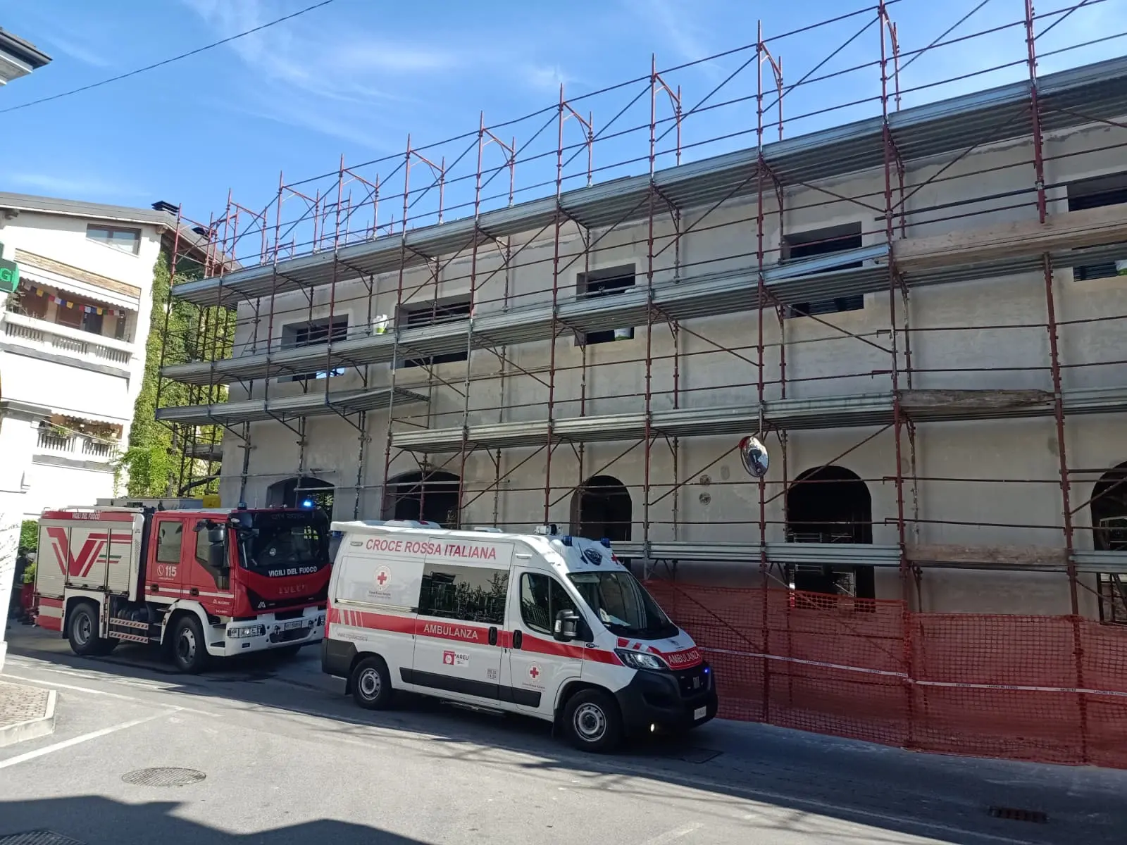 La protesta degli operai sul tetto a Pontoglio