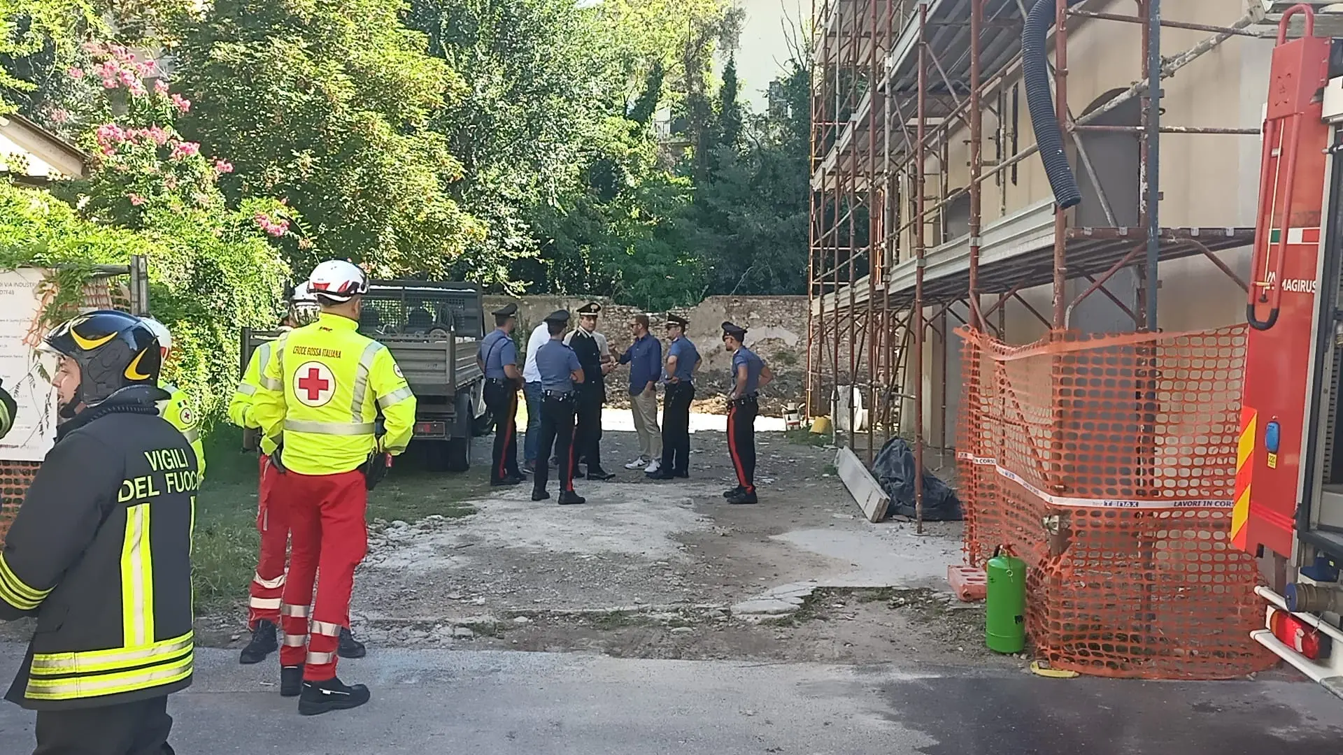 La protesta degli operai sul tetto a Pontoglio
