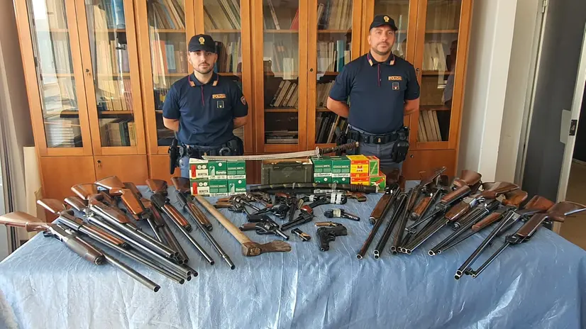 Le armi sequestrate dalla Questura di Brescia