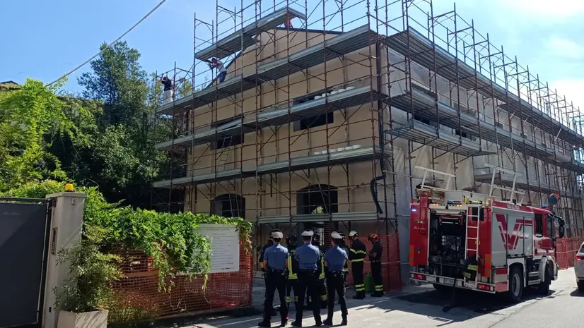 La protesta degli operai sul tetto a Pontoglio