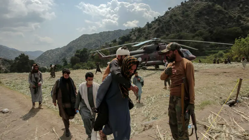 epa12350047 Rescue helicopters airlift victims of the earthquake in Kunar, Afghanistan, 03 September 2025. At least 1400 people have been killed and some 2,000 injured after a shallow magnitude-6.0 earthquake and several aftershocks shook Nangarhar and Kunar in eastern Afghanistan overnight, officials reported. EPA/SAMIULLAH POPAL