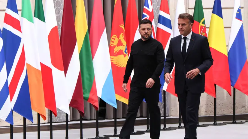 epa12351098 France's President Emmanuel Macron (R) and Ukraine's President Volodymyr Zelensky (L) arrive to chair the Coalition of the Willing Summit at the Elysee Presidential Palace in Paris, France, 04 September 2025. European leaders and Ukrainian President Volodymyr Zelensky met in Paris on 04 September 2025 in a renewed effort to pressure Russia's President Vladimir Putin after he vowed that Russia will continue fighting in Ukraine if no peace deal is reached. EPA/LUDOVIC MARIN / POOL MAXPPP OUT