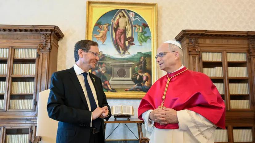 epa12351076 A handout picture provided by Vatican Media shows Pope Leo XIV speaking with Israeli President Isaac Herzog during their meeting at the Vatican in Vatican City, 04 September 2025. EPA/VATICAN MEDIA HANDOUT HANDOUT EDITORIAL USE ONLY/NO SALES
