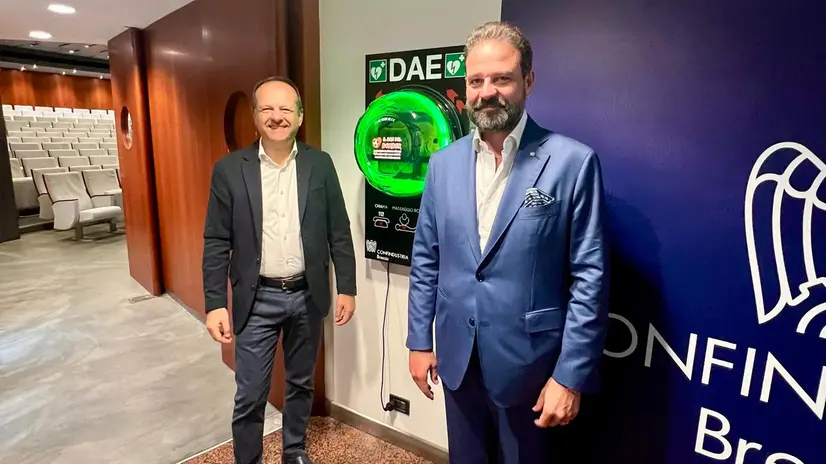 Il defibrillatore installato nella Sala Beretta di Confindustria Brescia