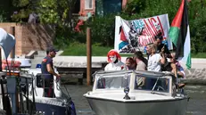 Italian actor Anna Foglietta waves a Palestinian flag on a motorboat alongside other activists in support of the Palestinian people and Gaza, and supporting the Global Sumud Flotilla, during the 82nd Venice Film Festival in Venice, 04 September 2025. ANSA/ETTORE FERRARI