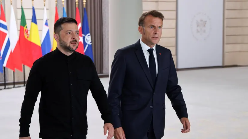 epa12351096 France's President Emmanuel Macron (R) and Ukraine's President Volodymyr Zelensky (L) arrive to chair the Coalition of the Willing Summit at the Elysee Presidential Palace in Paris, France, 04 September 2025. European leaders and Ukrainian President Volodymyr Zelensky met in Paris on 04 September 2025 in a renewed effort to pressure Russia's President Vladimir Putin after he vowed that Russia will continue fighting in Ukraine if no peace deal is reached. EPA/LUDOVIC MARIN / POOL MAXPPP OUT