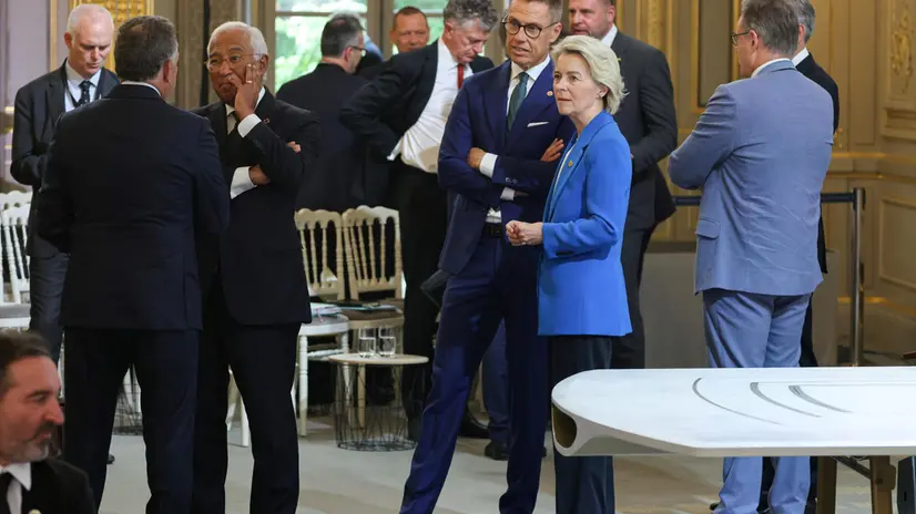 epa12351099 European Commission President Ursula von der Leyen (2-R) speaks with Finland's President Alexander Stubb (3-R) as they wait for the start of the Coalition of the Willing Summit at the Elysee Presidential Palace in Paris, France, 04 September 2025. European leaders and Ukrainian President Volodymyr Zelensky met in Paris on 04 September 2025 in a renewed effort to pressure Russia's President Vladimir Putin after he vowed that Russia will continue fighting in Ukraine if no peace deal is reached. EPA/LUDOVIC MARIN / POOL MAXPPP OUT