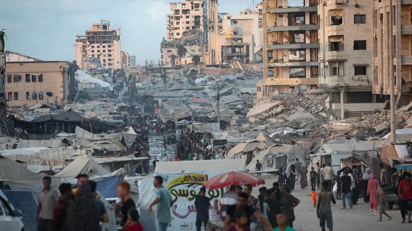 epa12347861 Displaced Palestinians from the northern Gaza Strip flee with their belongings to a displacement camp along Al-Rasheed Street, west of Gaza City, 02 September 2025 (issued 03 September 2025). According to the UN around 90 percent of the population or 1.9 million people in Gaza have been displaced since the start of the conflict. EPA/HAITHAM IMAD