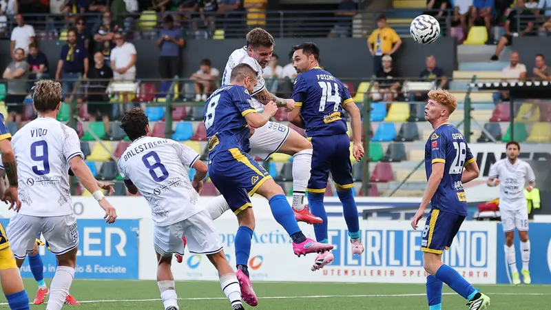 Il gol di Maistrello contro il Trento - Foto New Reporter Perteghella © www.giornaledibrescia.it