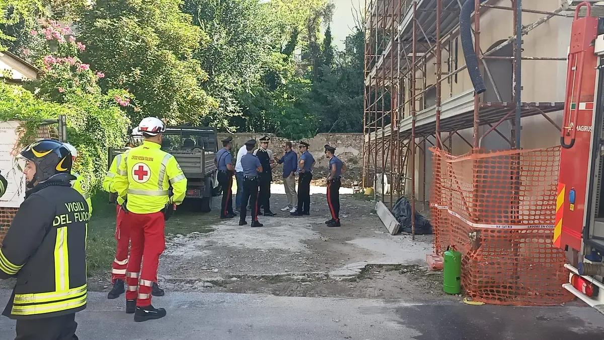 Le forze dell'ordine intervenute ieri nel cantiere di Pontoglio - © www.giornaledibrescia.it