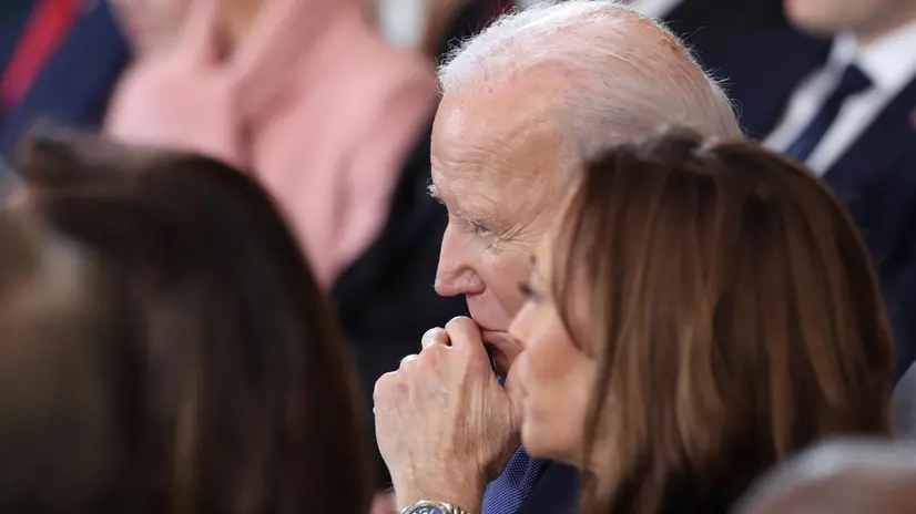 epa11839394 Former U.S. President Joe Biden (C) and former U.S. Vice President Kamala Harris (R) listen as U.S. President Donald Trump delivers his inaugural address on the day of his Presidential Inauguration at the Rotunda of the U.S. Capitol in Washington, DC, USA, 20 January 2025. EPA/KEVIN LAMARQUE / POOL