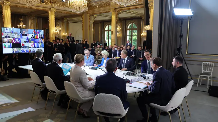 epa12351060 France's President Emmanuel Macron (2-R) and Ukraine's President Volodymyr Zelensky (R) chair a meeting with international leaders during the Coalition of the Willing Summit at the Elysee Presidential Palace in Paris, France, 04 September 2025. European leaders and Ukrainian President Volodymyr Zelensky met in Paris on 04 September 2025 in a renewed effort to pressure Russia's President Vladimir Putin after he vowed that Russia will continue fighting in Ukraine if no peace deal is reached. EPA/LUDOVIC MARIN / POOL MAXPPP OUT