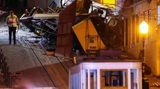 epaselect epa12350498 A police officer stand at the scene after the Gloria funicular cable railway derailed in Lisbon, Portugal, 03 September 2025. At least 15 people died in the derailment and 18 others were injured, local emergency services reported. EPA/MIGUEL A. LOPES