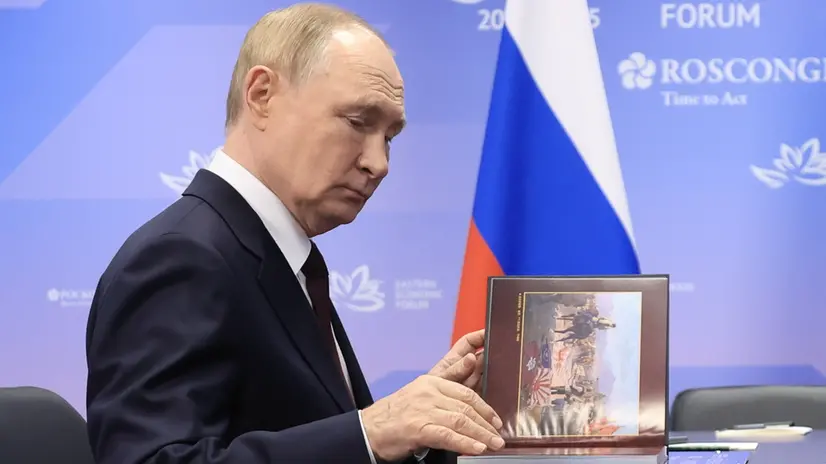 epa12354020 Russian President Vladimir Putin meets with Primorye Territory Governor Oleg Kozhemyako on the sidelines of the 2025 Eastern Economic Forum (EEF) in Vladivostok, Russia, 05 September 2025. EPA/VALERIY SHARIFULIN / SPUTNIK / KREMLIN POOL MANDATORY CREDIT