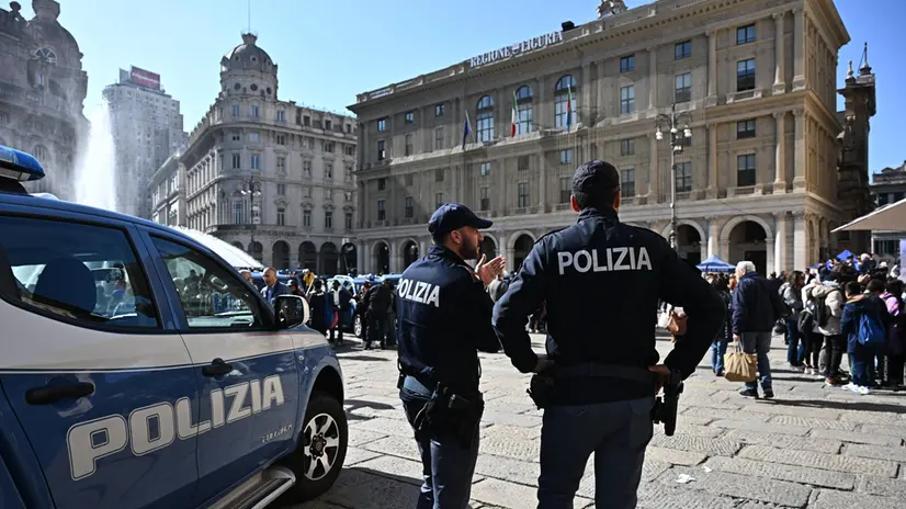 A corollario della cerimonia per il 173' anniversario della fondazione della Polizia di Stato a palazzo Ducale, in piazza De Ferrari sononstati allestiti degli stand divulgativi. Genova, 10 aprile 2025. ANSA/LUCA ZENNARO
