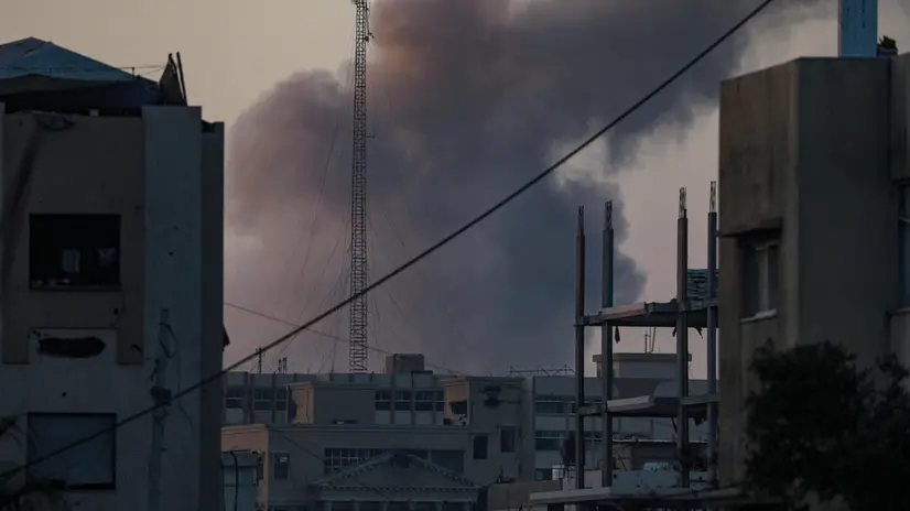 epa12335483 Smoke rises following an Israeli airstrike during a military operation in the Al Sabra neighbourhood of Gaza City, Gaza Strip, 30 August 2025. More than 62,600 Palestinians have been killed in the Gaza Strip since October 2023, according to the Palestinian Ministry of Health, and about 1,200 Israelis have been killed since the launch of an Israeli military campaign in response to a cross-border attack by Hamas on 07 October 2023. EPA/MOHAMMED SABER