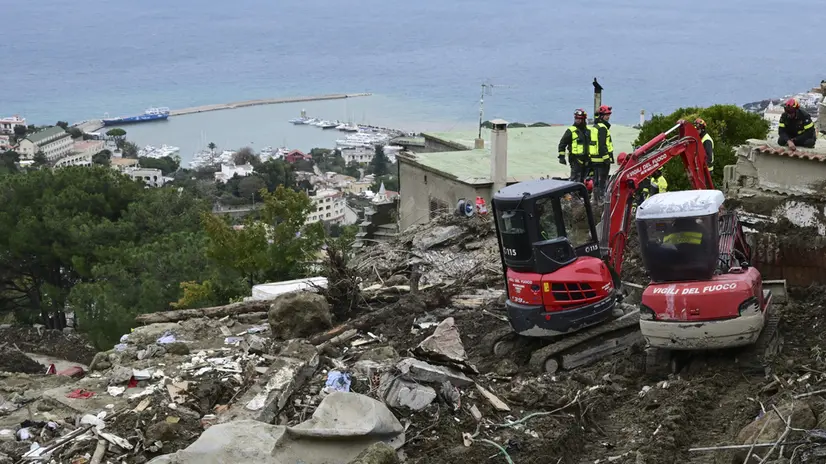 Le ricerche dei vigili del fuoco sulle casa distrutte dalla frana in cerca dei due coniugi dispersi ANSA cIRO fUSCO