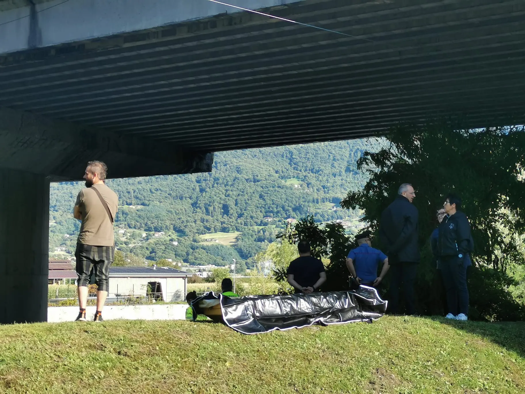 Corpo nel fiume a Darfo, indagini in corso