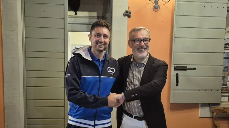 Stretta di mano tra il presidente Renzo Gaffurini e il nuovo allenatore Stefano Buizza