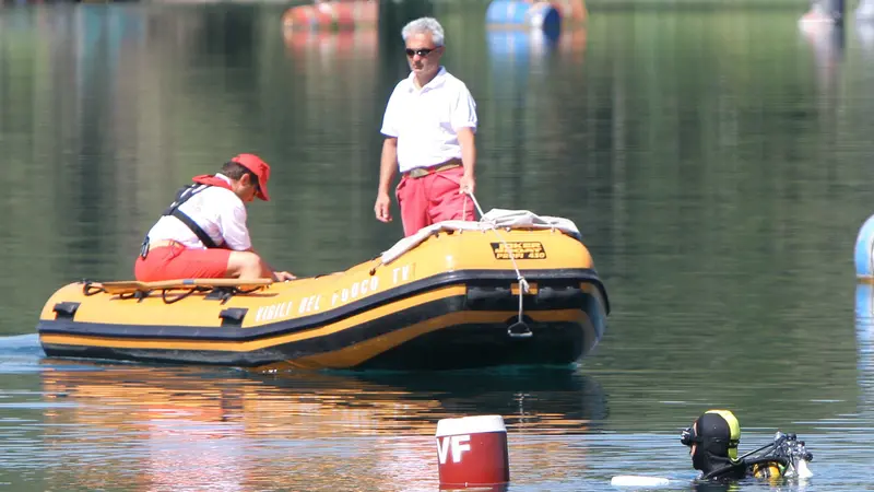 20090831 -CRO- CASTELFRANCO VENETO EURO BAITA AL LAGO SOMMAZZATORI SCOMPARSI Nella sera del 31/08/09 : Vigili del Fuoco e Sub .PH ANSA/FILIPPO VENEZIA