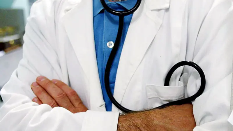 Un medico (immagine simbolica) - Foto Ansa © www.giornaledibrescia.it