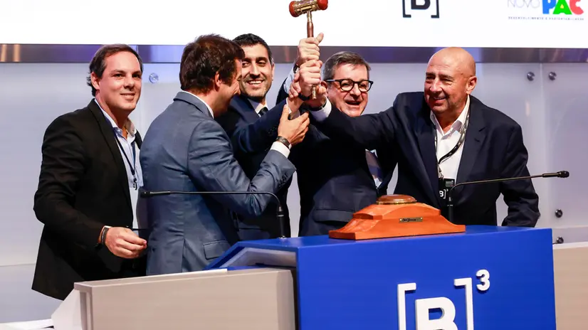 epa12355922 Representatives of the Portuguese company Mota-Engil bang the gavel during the auction held at B3 Stock Exchange headquarters in Sao Paulo, Brazil, 05 September 2025. Portuguese company Mota-Engil was awarded the concession to build and operate for 30 years the submerged tunnel between the cities of Santos and Guaruja, the first of its kind in Brazil and the most expensive infrastructure project of President Luiz Inacio Lula da Silva's government. EPA/SEBASTIAO MOREIRA