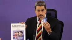 epa12343928 Venezuelan President Nicolas Maduro shows the Venezuelan Constitution and the Official Gazette during a press conference in Caracas, Venezuela, 01 September 2025. Maduro denounced that eight military ships deployed by the United States, carrying 1,200 missiles and a nuclear submarine, are 'aimed' at the Caribbean country, which he described as an 'extravagant, unjustifiable, immoral, and absolutely criminal threat' comparable to the 1962 Cuban Missile Crisis. EPA/RONALD PENA