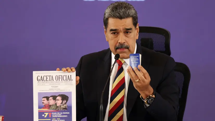 epa12343928 Venezuelan President Nicolas Maduro shows the Venezuelan Constitution and the Official Gazette during a press conference in Caracas, Venezuela, 01 September 2025. Maduro denounced that eight military ships deployed by the United States, carrying 1,200 missiles and a nuclear submarine, are 'aimed' at the Caribbean country, which he described as an 'extravagant, unjustifiable, immoral, and absolutely criminal threat' comparable to the 1962 Cuban Missile Crisis. EPA/RONALD PENA