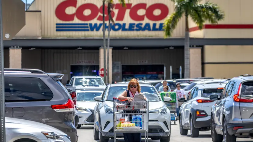 epa11638405 People buy groceries at COSTCO store in Miami, Florida, USA, 02 October 2024. Grocers are expected to face a shortage because of supply chain challenges this week due to East and Gulf Coast ports strike by the International Longshoremen's Association. EPA/CRISTOBAL HERRERA-ULASHKEVICH
