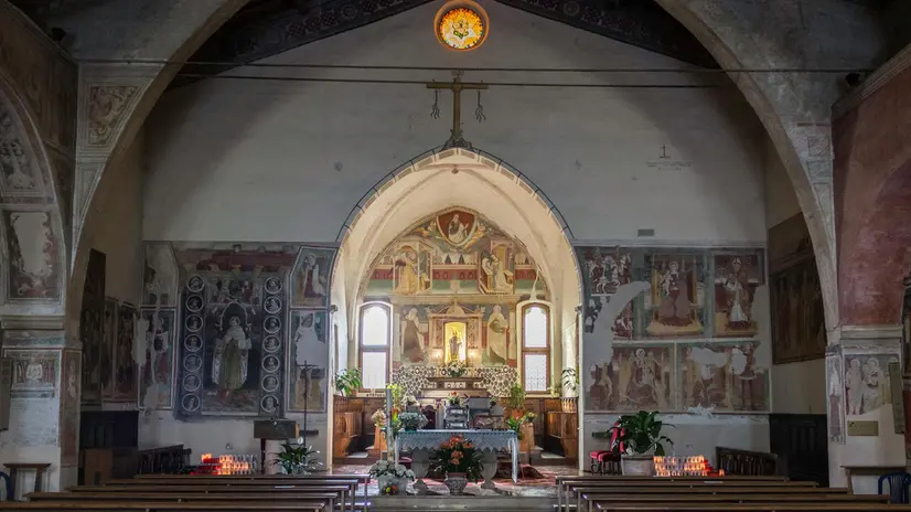 L’interno del santuario della Madonna del Carmine