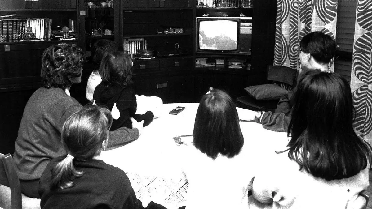 Una famiglia davanti alla tv - Foto New Eden Group © www.giornaledibrescia.it