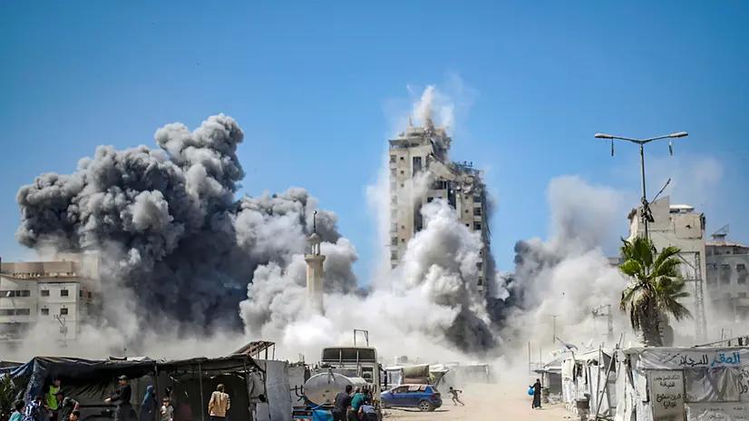 epa12354551 Smoke rises from the Mushtaha Tower following an Israeli airstrike in the west of Gaza City, Gaza Strip, 05 September 2025. More than 64,000 Palestinians have been killed in the Gaza Strip since October 2023, according to the Palestinian Ministry of Health, and about 1,200 Israelis have been killed since the launch of an Israeli military campaign in response to a cross-border attack by Hamas on 07 October 2023. EPA/MOHAMMED SABER