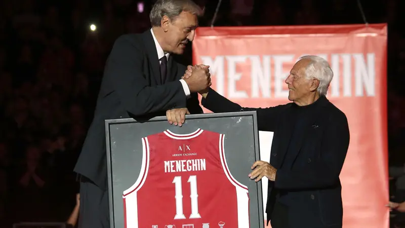 Armani con Dino Meneghin - Foto Ansa © www.giornaledibrescia.it