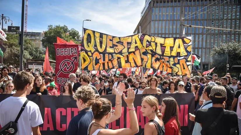 Corteo dei centri sociali da piazza della stazione a Porta Venezia, Milano 6 Settembre 2025 ANSA/MATTEO CORNER