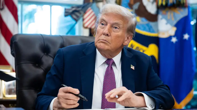 epa12355958 US President Donald Trump signs an executive order during a press availability in the Oval Office of the White House in Washington, DC, USA, 05 September 2025. EPA/FRANCIS CHUNG / / POOL
