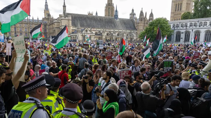 epa12357220 Supporters of the banned Palestine Action group hold placards and wave flags as they stage a civil disobedience protest in Parliament Square in London, Britain, 06 September 2025. The Metropolitan Police made arrests during the demonstration supporting Palestine Action, designated a proscribed terrorist organization by the British government from 05 July 2025. EPA/TAYFUN SALCI