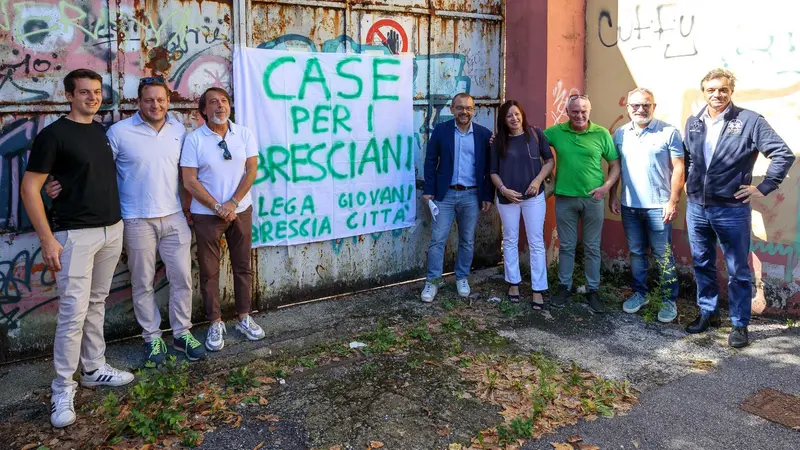 Gli esponenti della Lega fuori dall'ex caserma - © www.giornaledibrescia.it