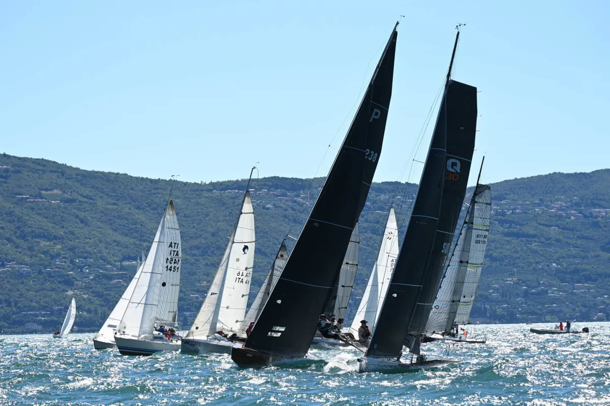 Le barca in gara sul lago di Garda