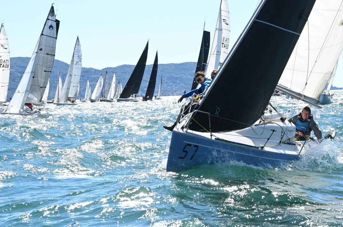 Le barca in gara sul lago di Garda