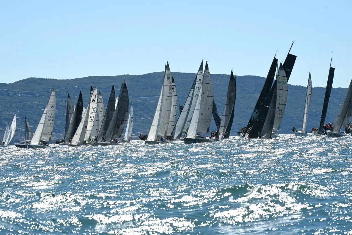 Le barca in gara sul lago di Garda