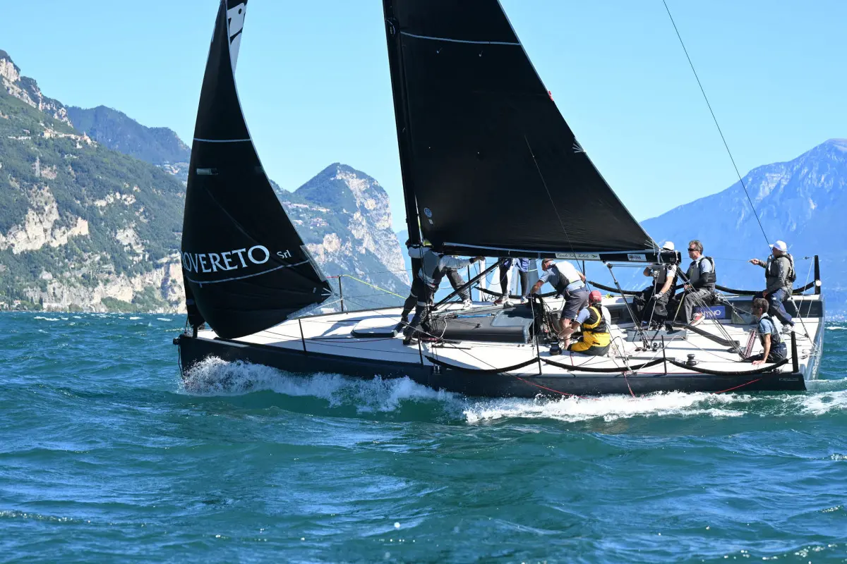 Le barca in gara sul lago di Garda