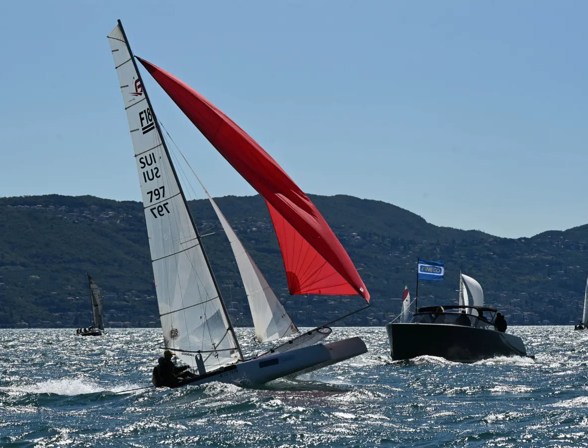 Le barca in gara sul lago di Garda