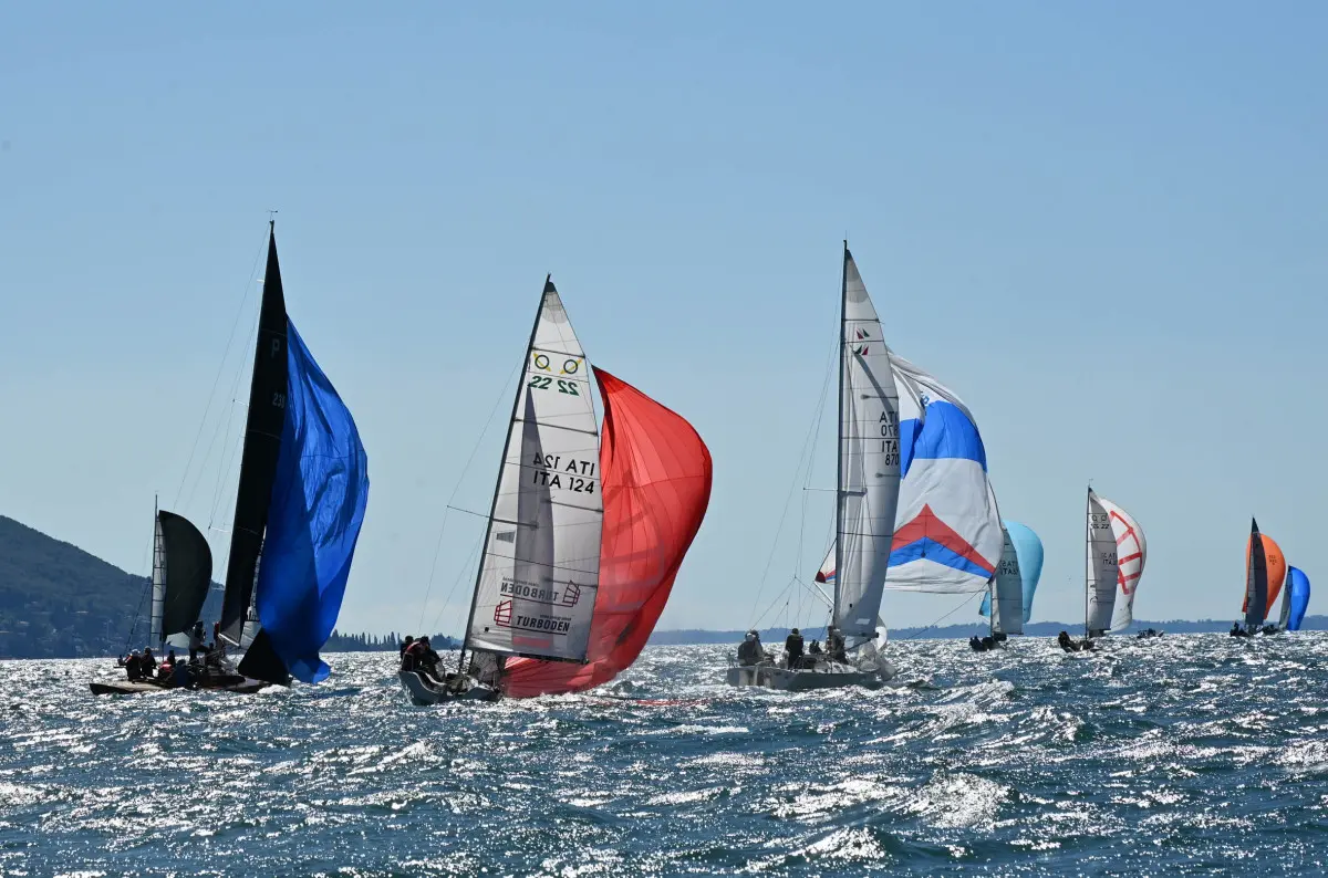 Le barca in gara sul lago di Garda