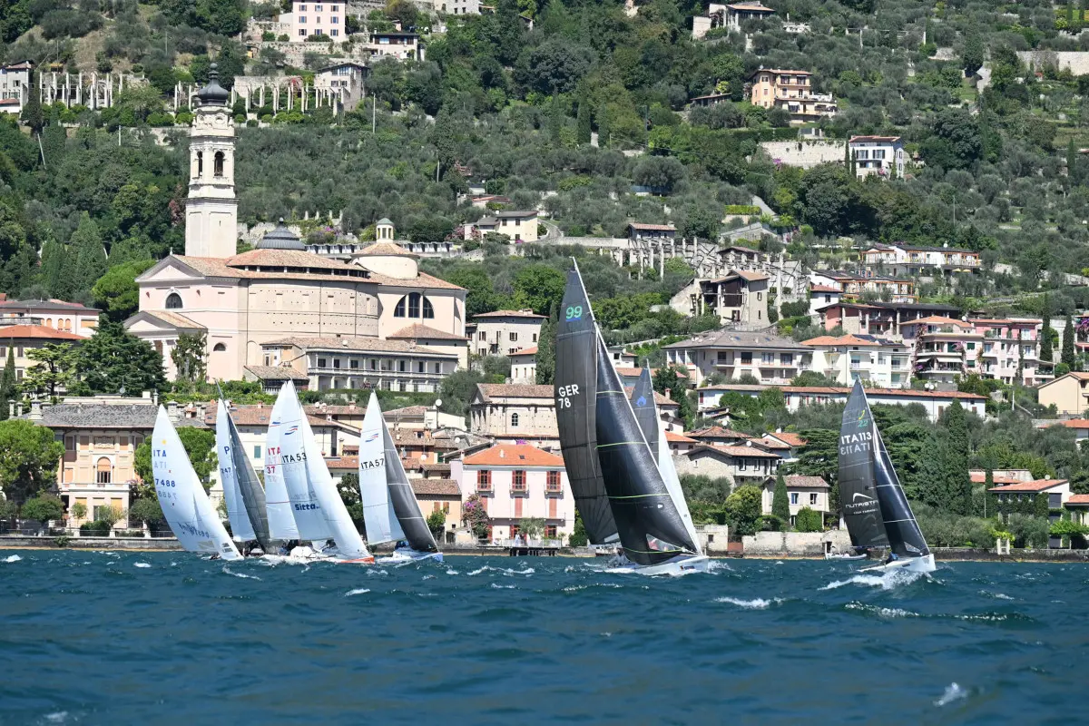 Le barca in gara sul lago di Garda