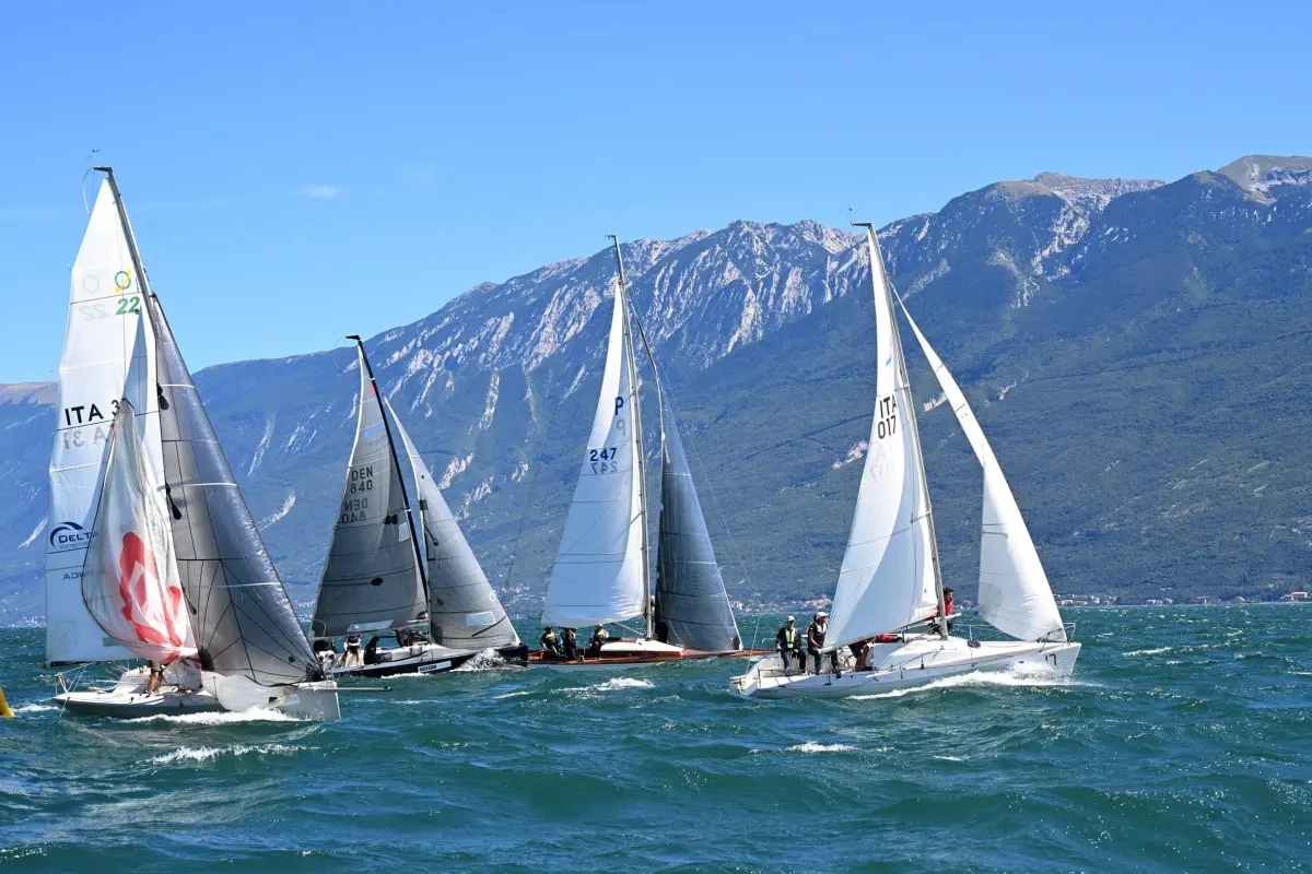 Le barca in gara sul lago di Garda