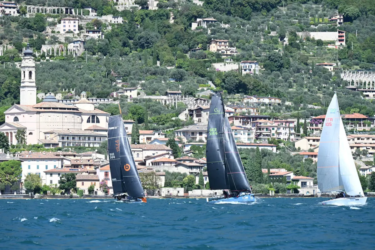 Le barca in gara sul lago di Garda