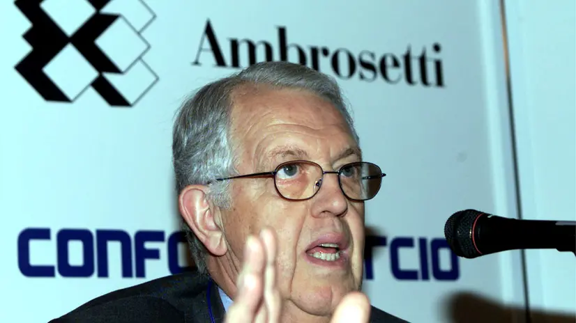 CERNOBBIO(COMO),30\3\2001-CONFCOMMERCIO-ALFREDO AMBROSETTI ALLA CONFERENZA STAMPA DI APERTURA DEI LAVORI.ANSA\FARINACCI